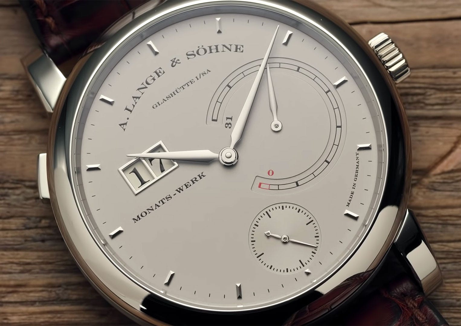 A power reserve indicator lets the user know how much energy is left in the mainspring