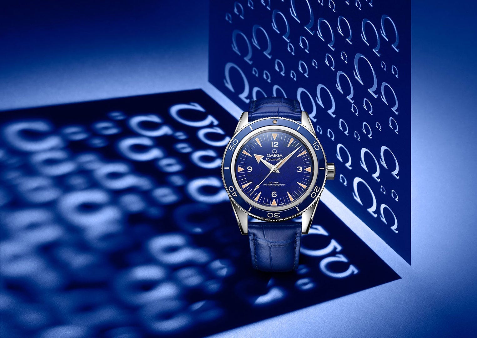 The Lapis Lazuli Omega Seamaster 300m features a Lapis Lazuli dial and a 41mm platinum case